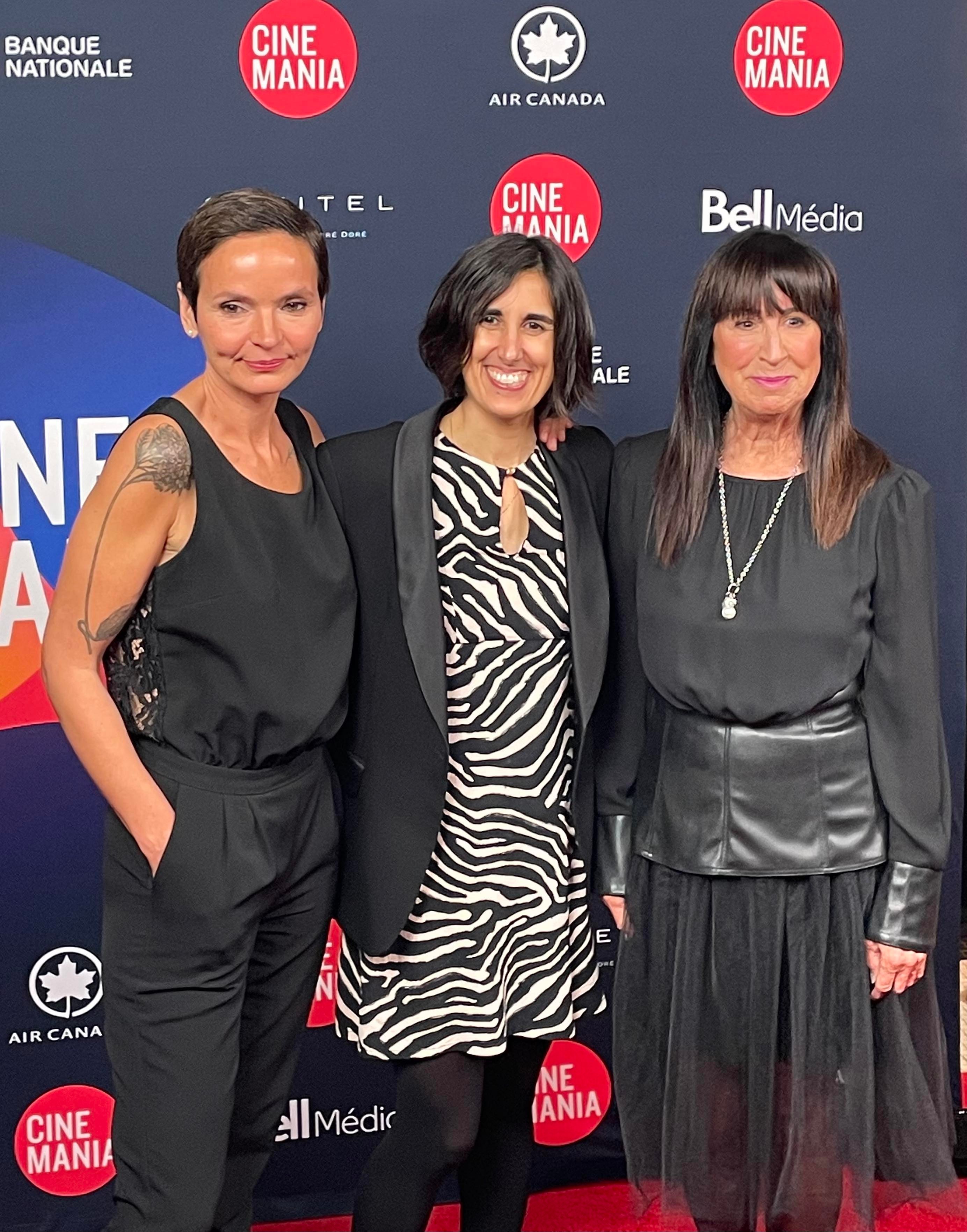 TAPIS ROUGE DE CHIEN BLANC_10