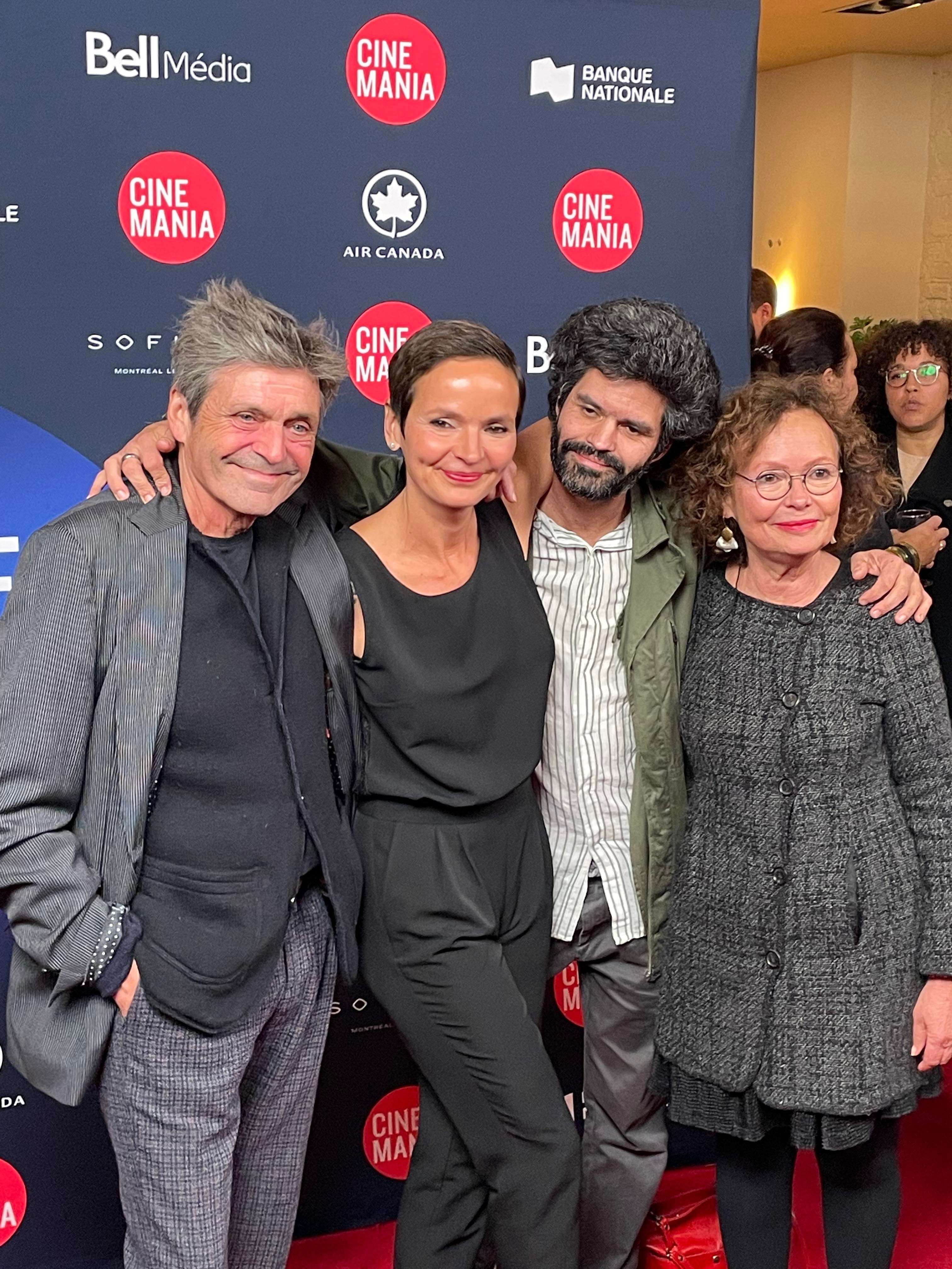 TAPIS ROUGE DE CHIEN BLANC_4