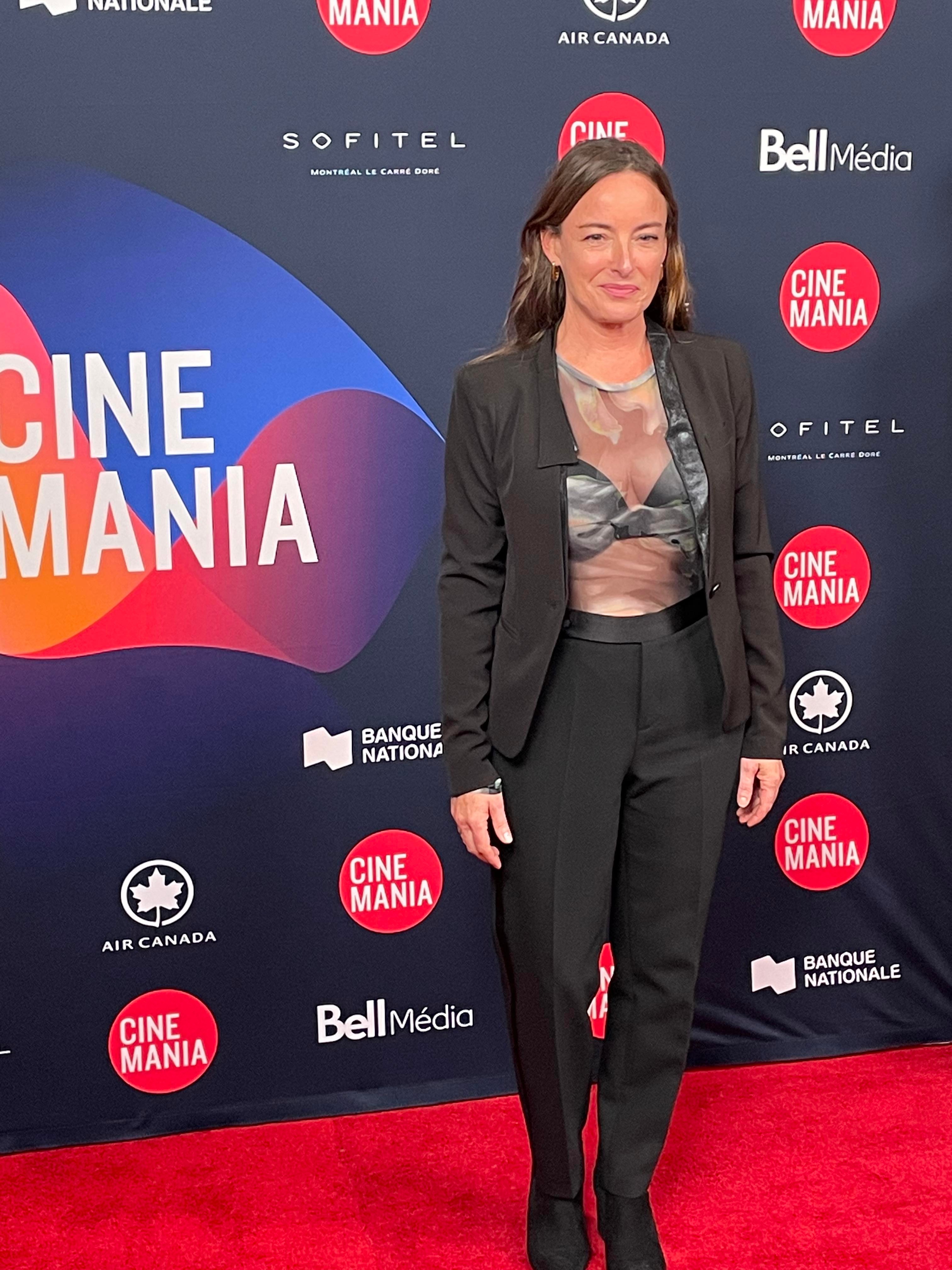 TAPIS ROUGE DE CHIEN BLANC_3